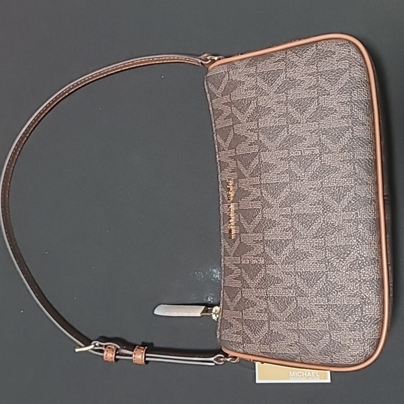 MICHAEL Michael Kors Handbags - MICHAEL KORS JET SET purse Never used.  New With tag.